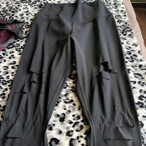Brand New Never Worn Alo High Waist Ripped Warrior Legging in Black